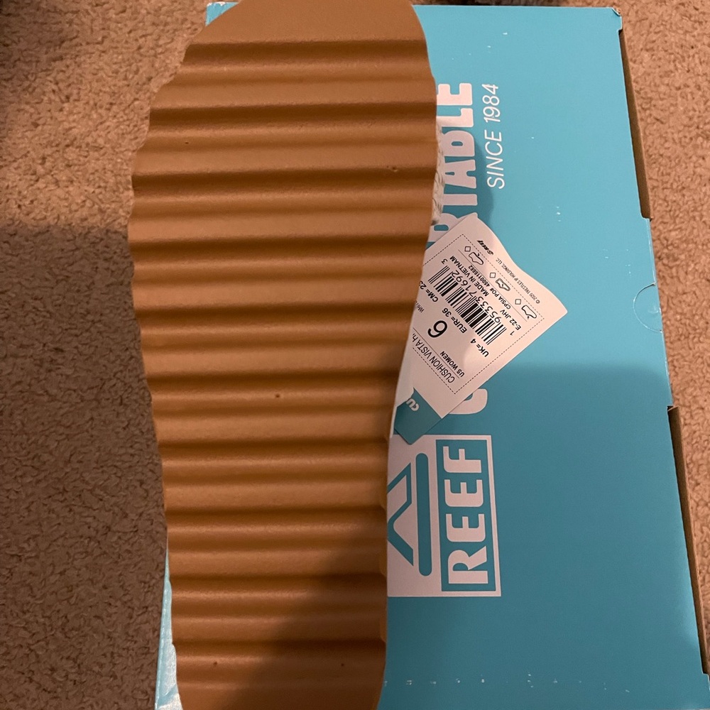 NWT—Reef Cushion Vista Hi sandals